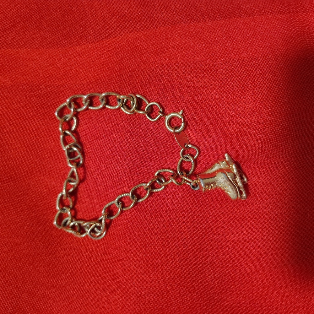 Elegant Avon Gold Tone Ice Skates Chain Bracelet